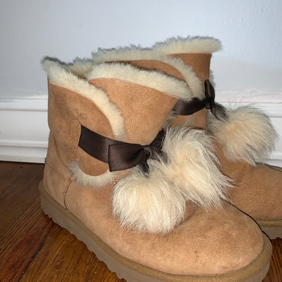UGGS - Picture 3 of 5